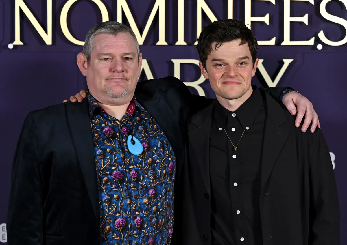John Davidson és Robert Aramayo a BAFTA-gálán