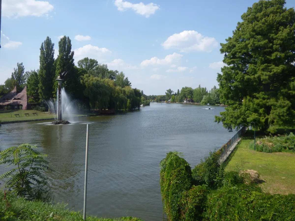 Szarvas látnivalói közé tartozik a Holt-Kőrösön felállított Millenniumi emlékmű is. 