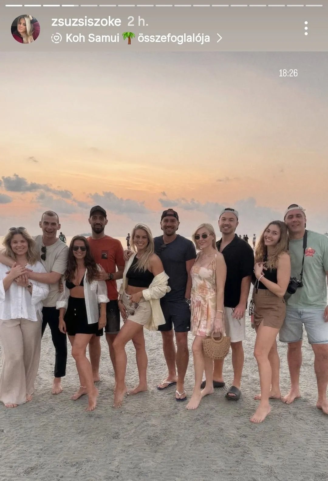 A fotó alapján úgy tűnik, párban érkezett a társaság, köztük Szőke Zsuzsi is.