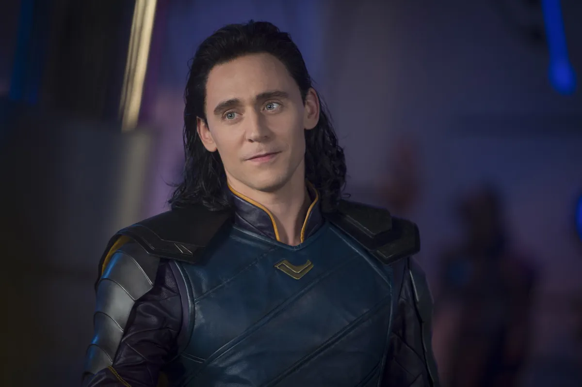 Tom Hiddleston Loki szerepében a Thor Ragnörök című filmben a marvel kvízben.