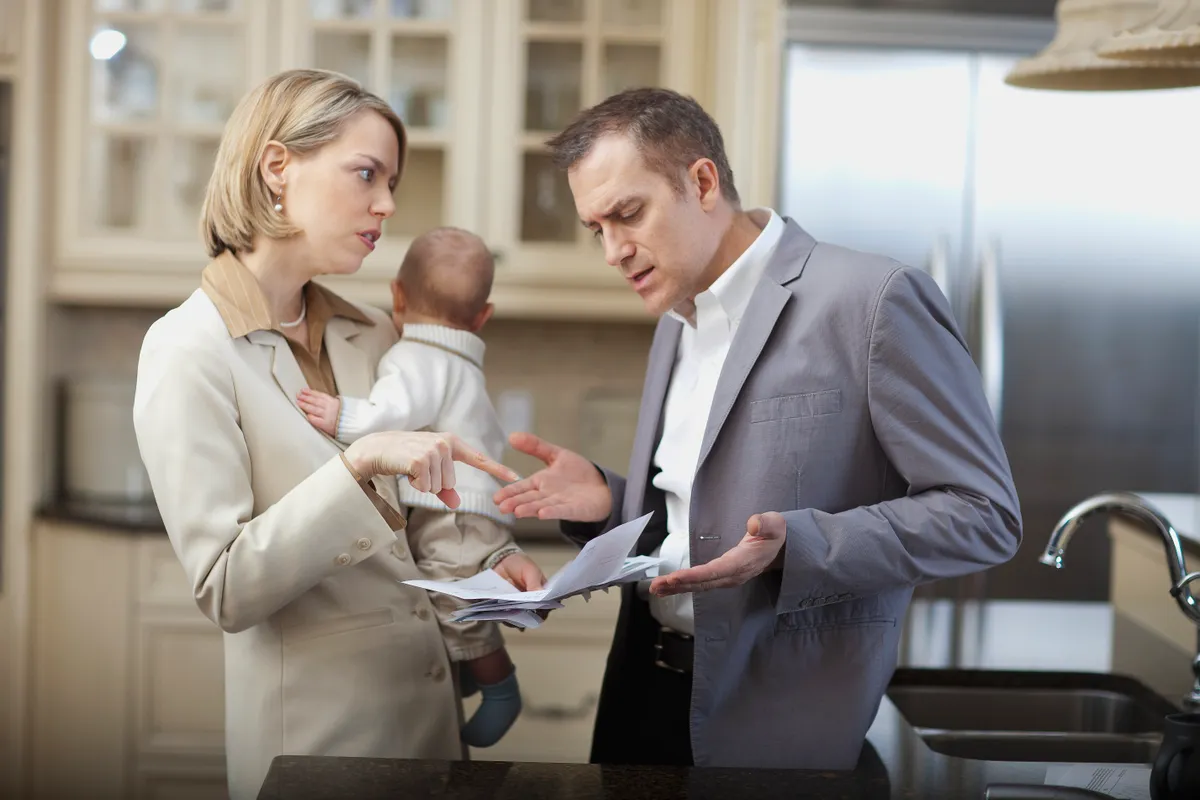 Veszekedő házaspár, mivel a nő keres többet.