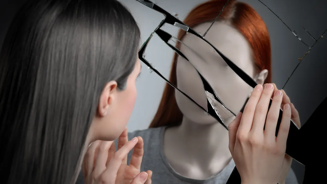 Egy nő az arctalan képását nézi egy összetört tükörben a személyiségtesztben.