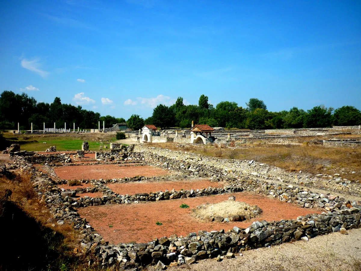 A Gorsium-Herculia Régészeti Park és Szabadtéri Múzeum romterülete nyáron.