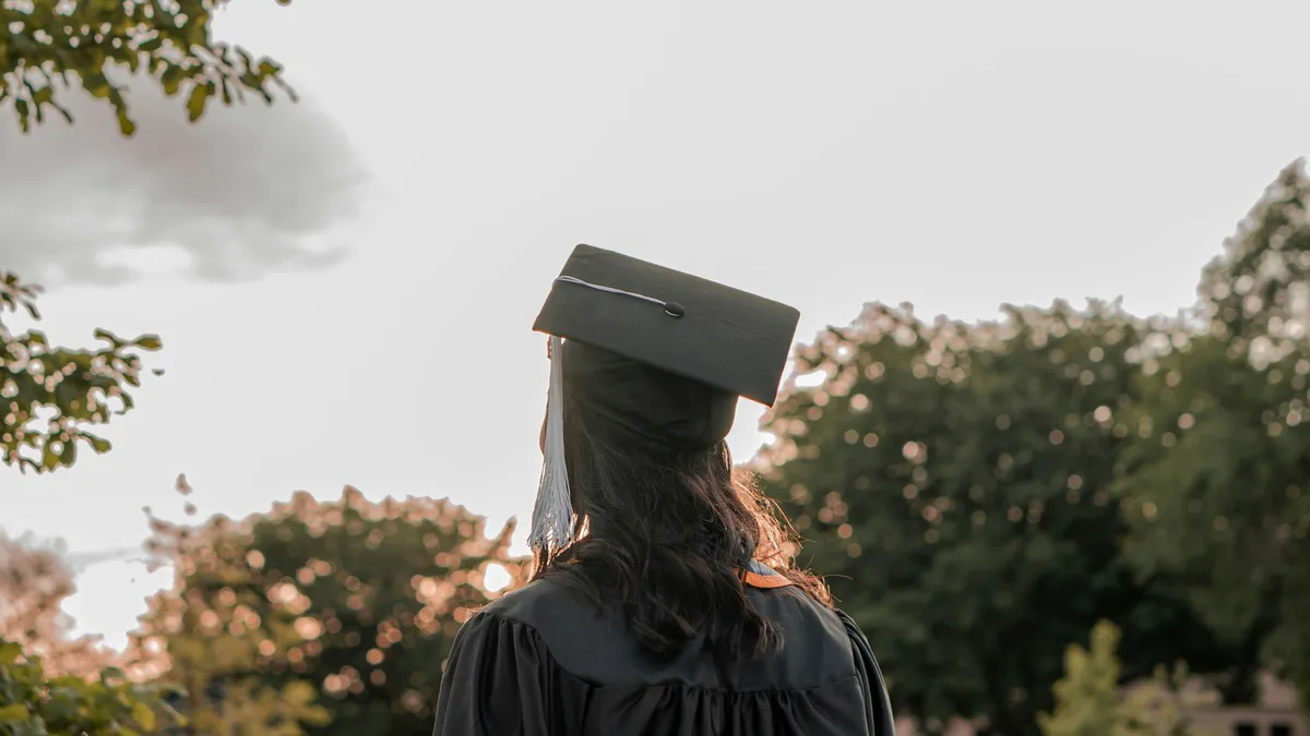 74 évesen szerezte meg diplomáját az anyuka