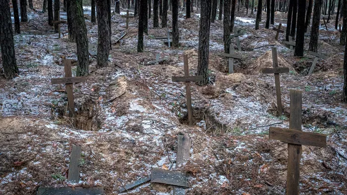 A háború kijózanító valósága: Ukrajnában tömegsírra bukkantak, szőnyegekbe csomagolt holttestekkel