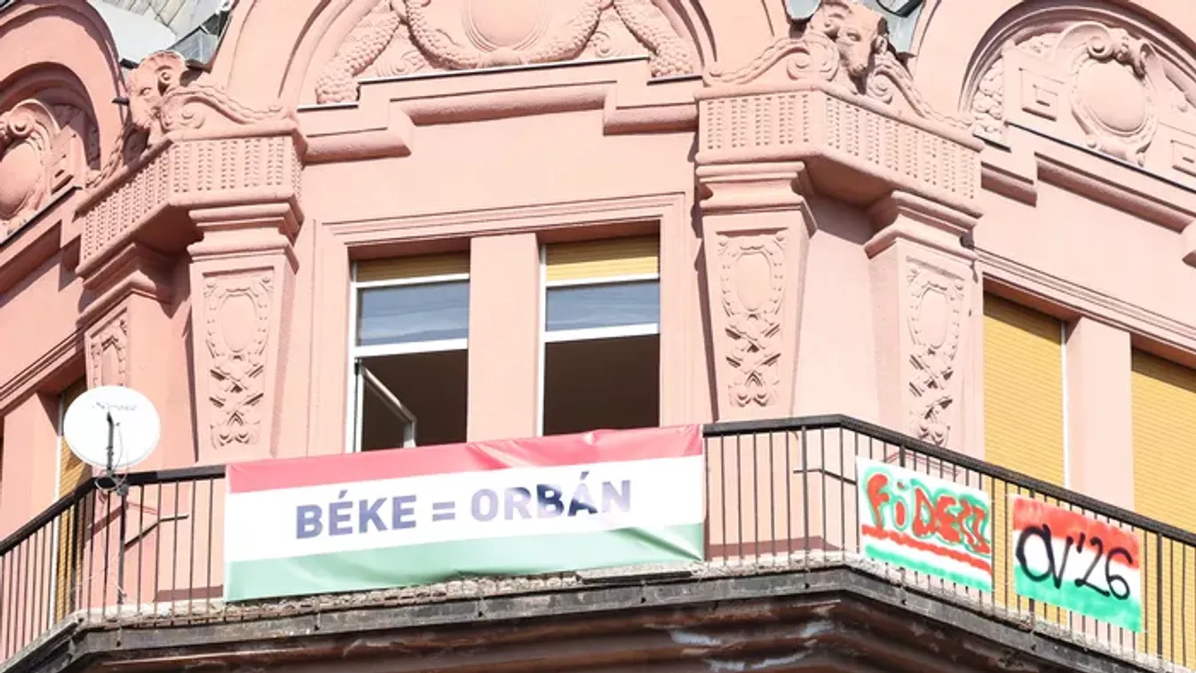 Az ablakokból erősítik a Békemenet az emberek - fotókon mutatjuk a legerősebb üzeneteket