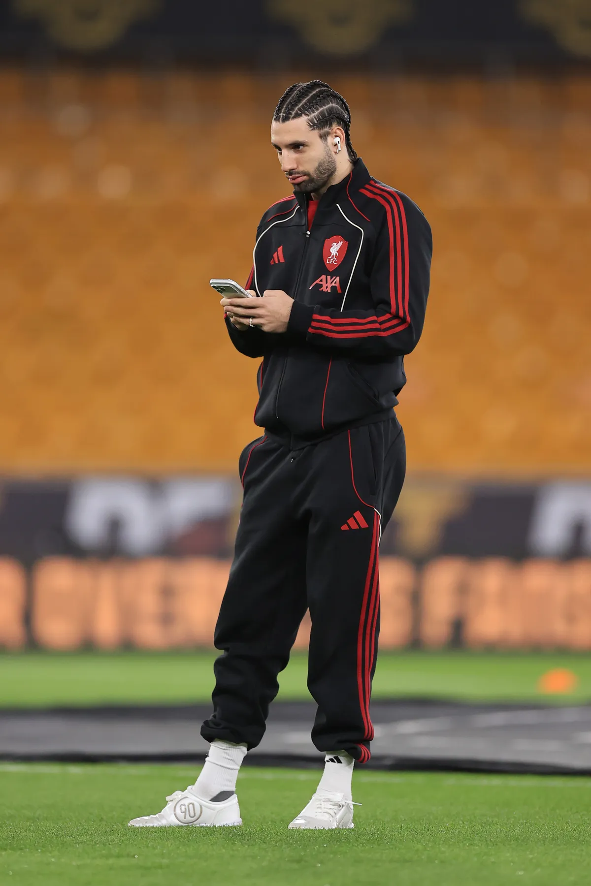 Szoboszlai Dominik telefonozik