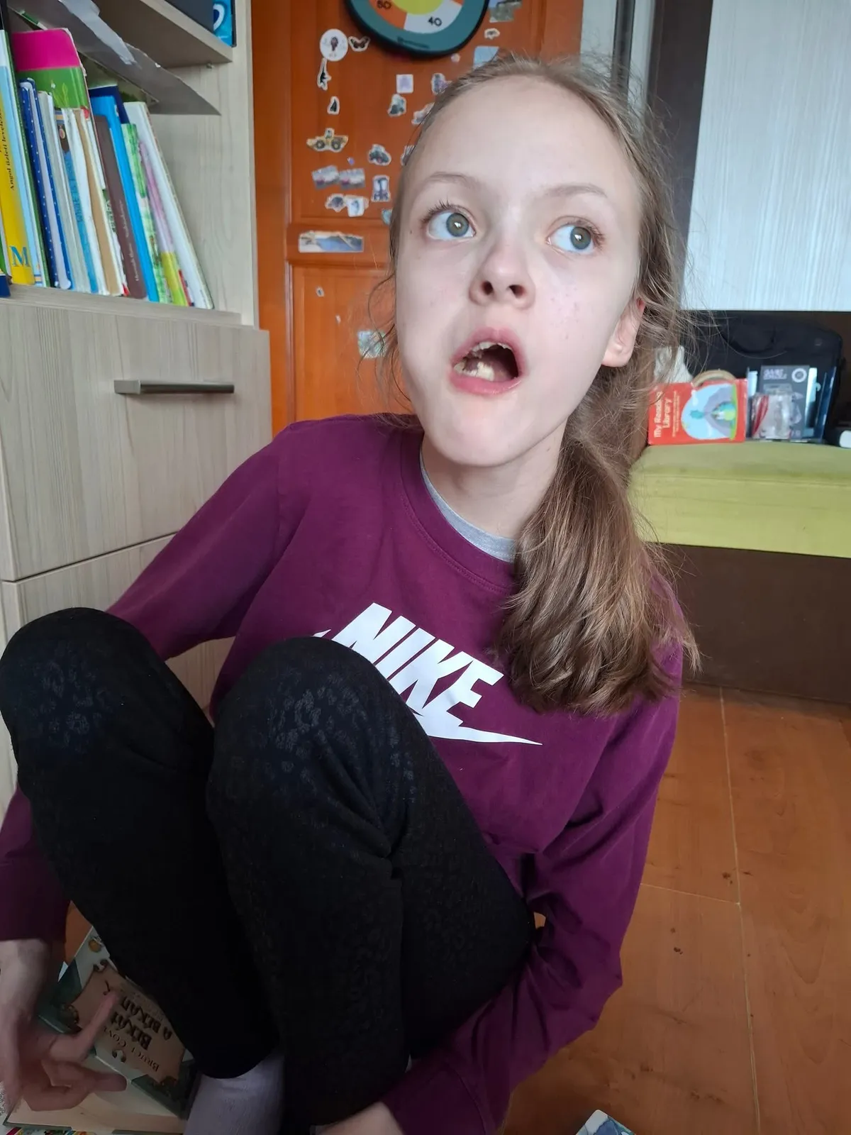 Hipotón betegséggel küzdő Bori, ül a földön.