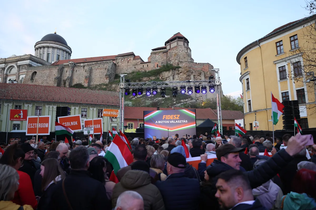 Hatalmastömeg várja Orbán Viktort Esztergomban