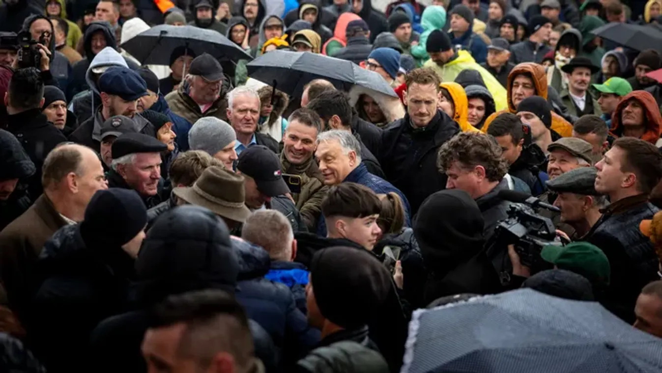 Óriási tömeg várta Orbán Viktort Mezőfalván