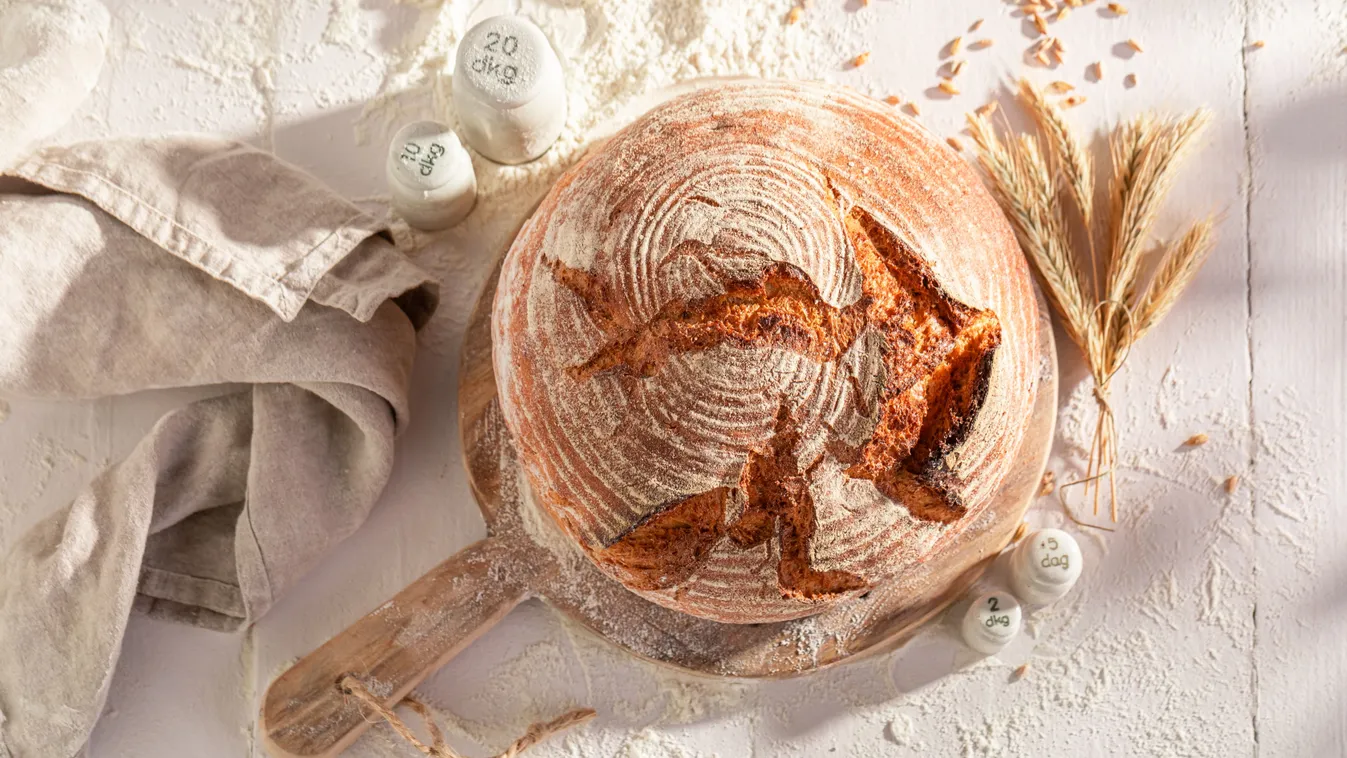 Kerek alakú házi kenyér deszkán