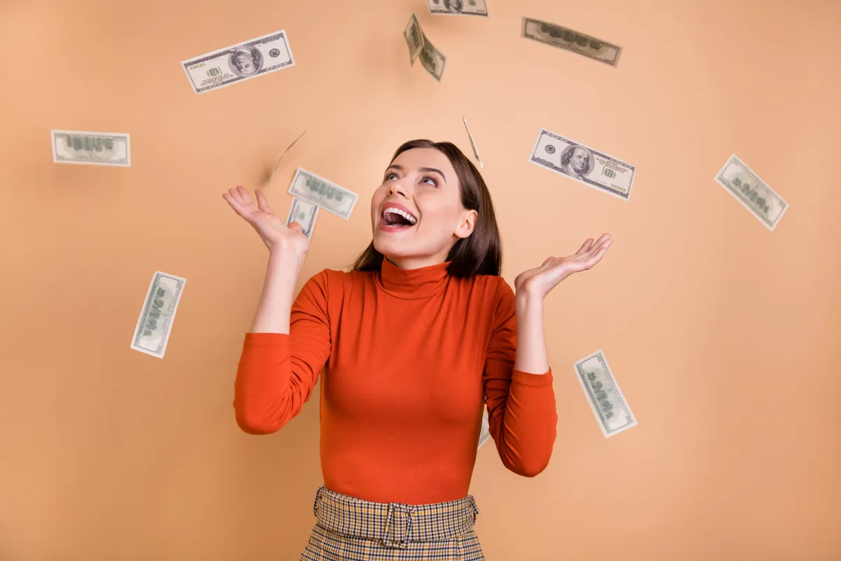 A horoszkóp szerint szerencsés csillagjegyű fiatal nő pénzesőben