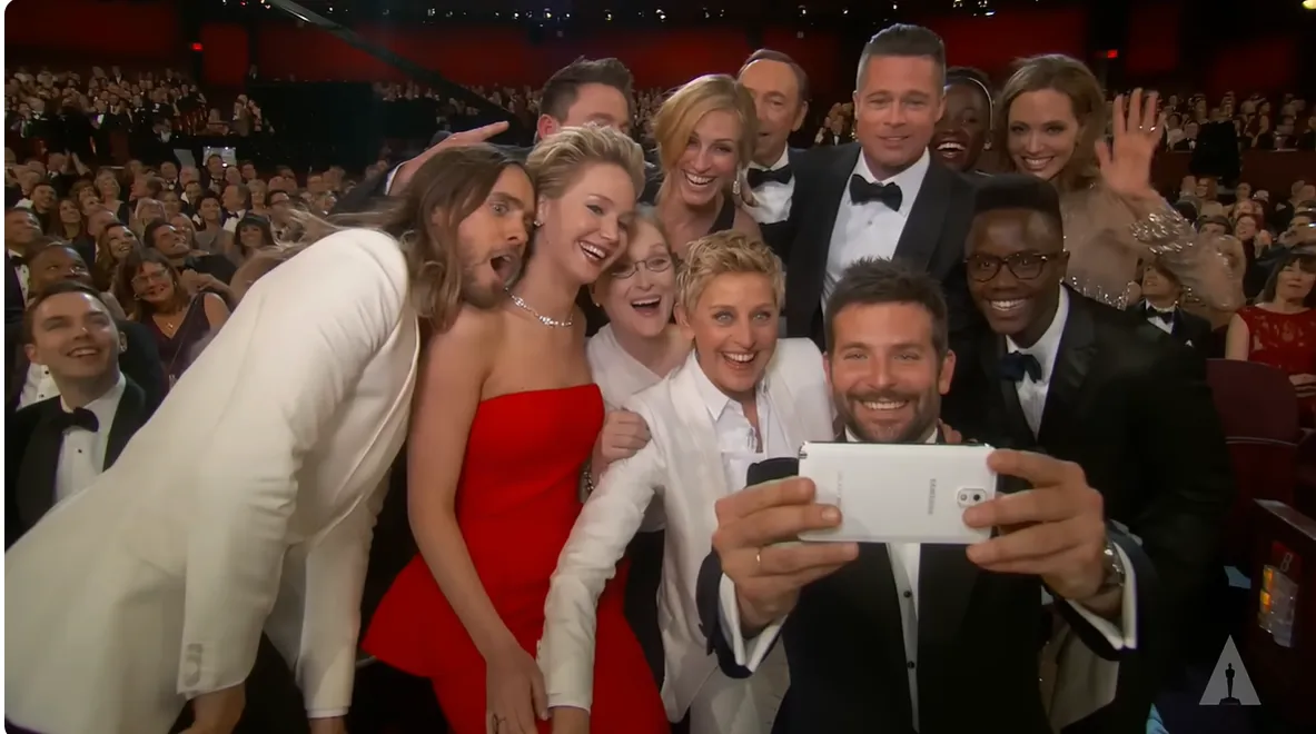 Oscar-gála szelfi, Jared Leto, Lennifer Lwarence, Kevin Spacey, Ellen DeGeneres, Bradley Cooper, Brad Pitt, Angelina Jolie, Julia Roberts, Meryl Streep. 