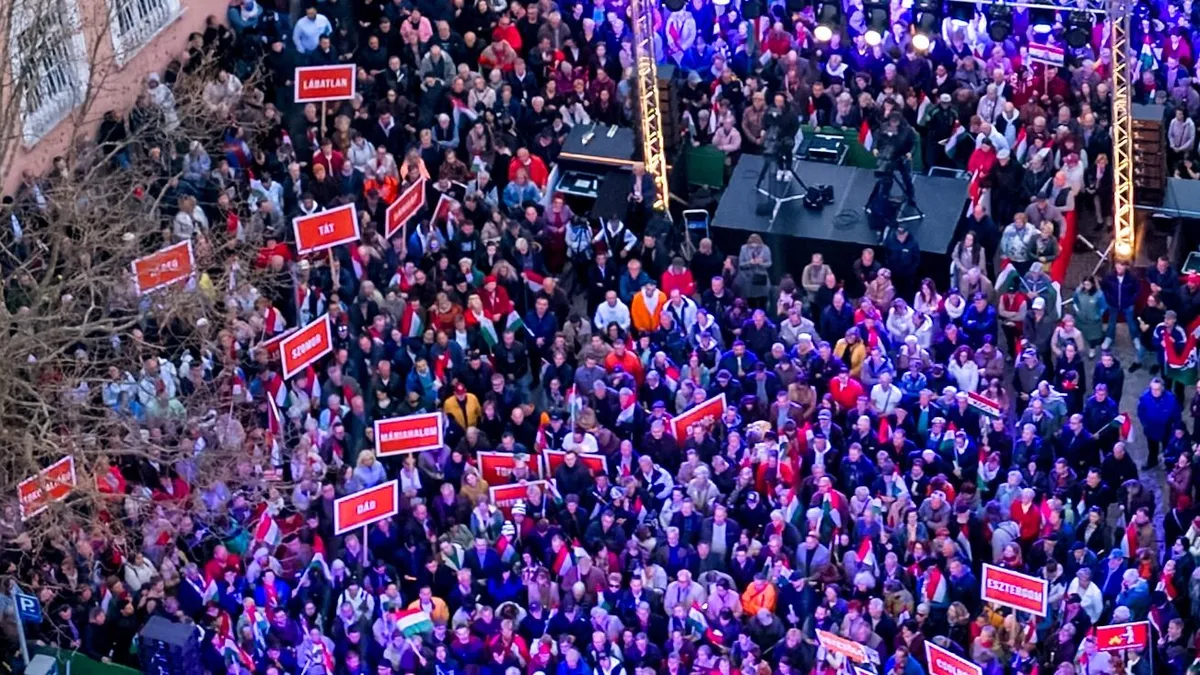 Elképesztő felvétel a végeláthatatlan embertömegről: Esztergom is Orbán Viktor mellett áll