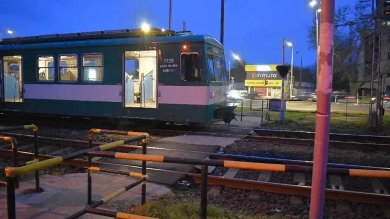Mobilozó tinit ütött el a HÉV, életveszélyes sérülésekkel vitték kórházba