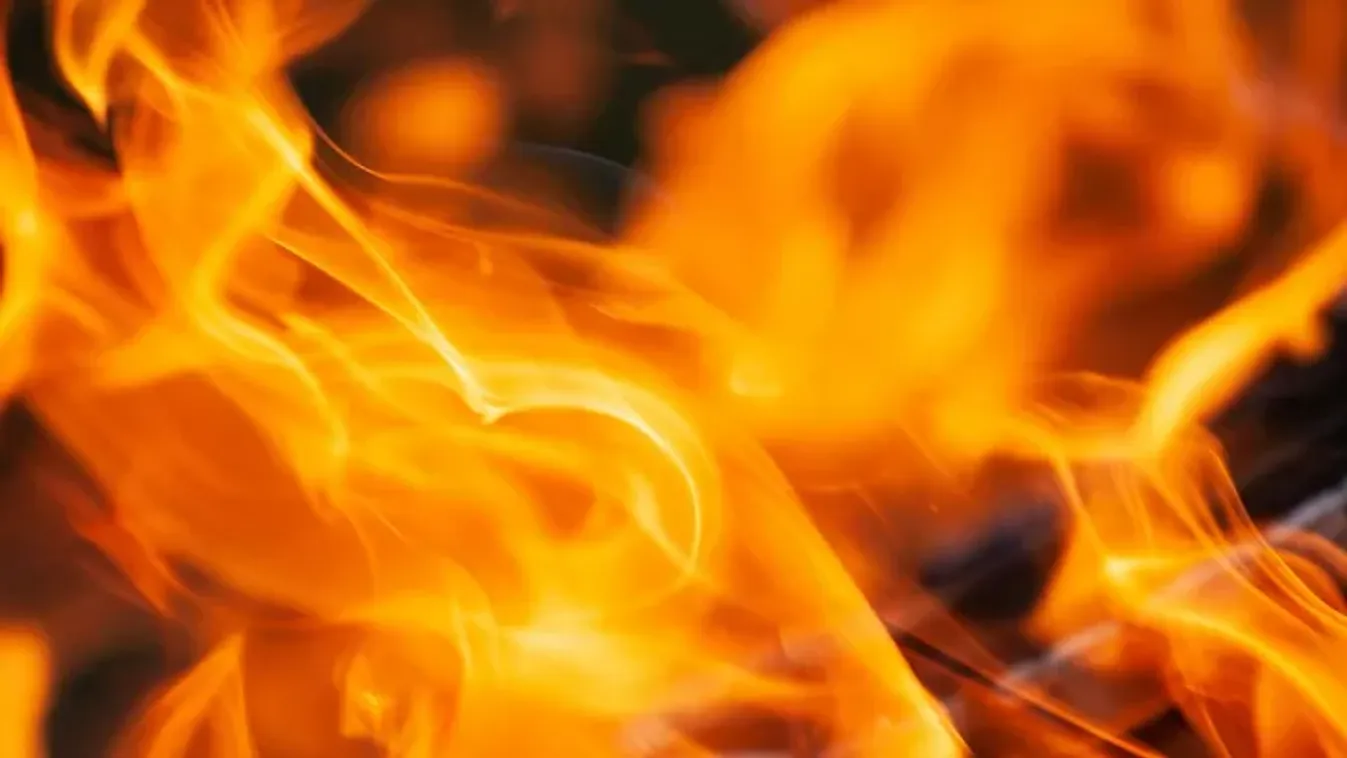 Kigyulladt a munkagép Érden – az egész utat lezárták