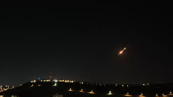 Drámai éjszaka Izraelben: Irán újabb csapást indított, menekültek az emberek