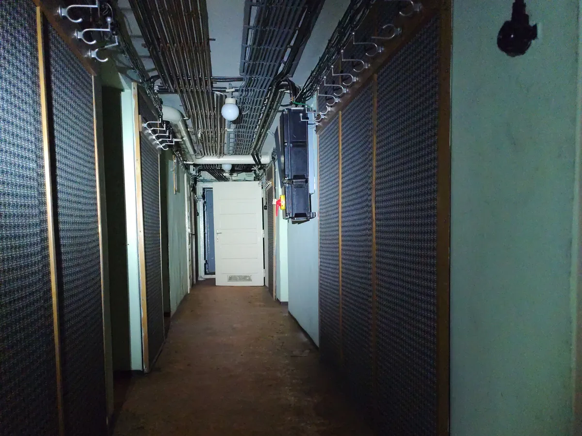 az urbex fotós megörökítette a hidegháborús bunker folyosóját