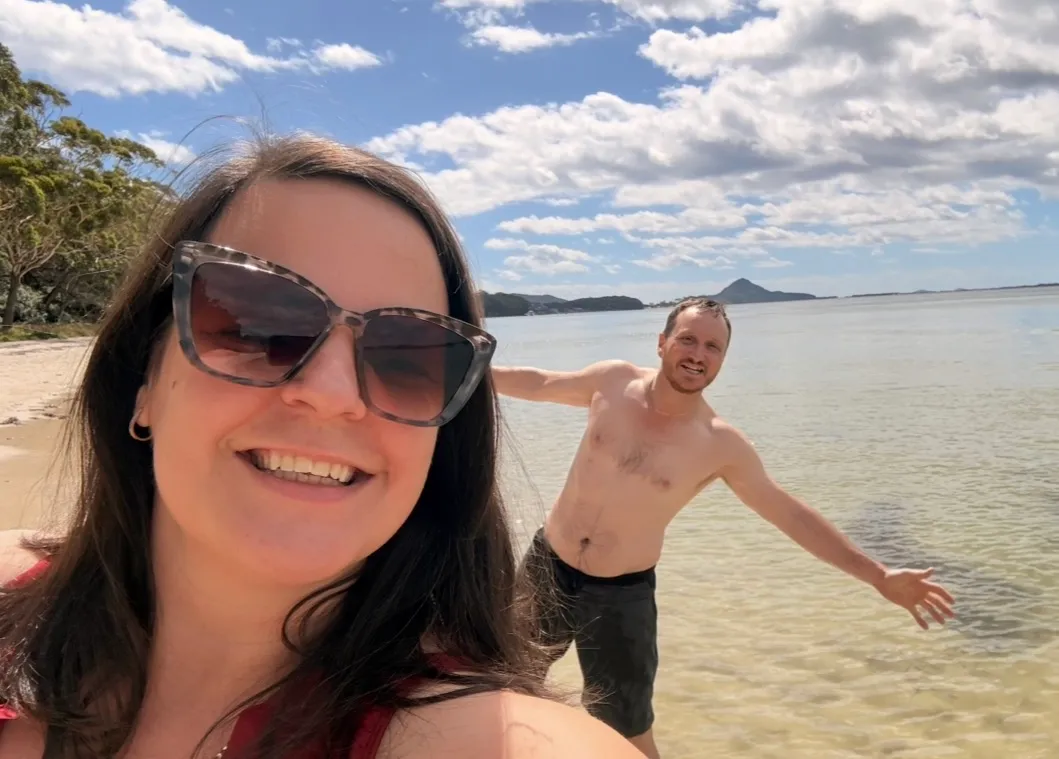 Ilyen az élet Ausztráliában Feih Réka szerint, aki a férjével a Byron Bay-i tengerparton pihen.