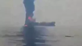 Lángokban áll egy tankerhajó: öt rakéta találta el - videó