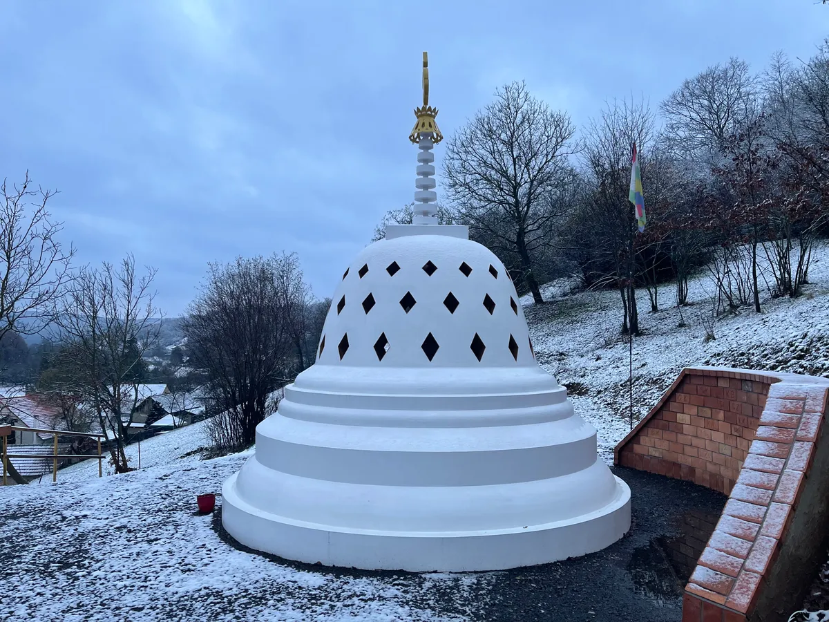 A Megszabadulás sztúpa téli környezetben, havas tájon.