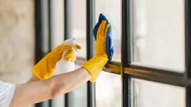 Megint foltos és homályos maradt? Ezzel a filléres összetevővel hetekig ragyogni fognak az ablakok