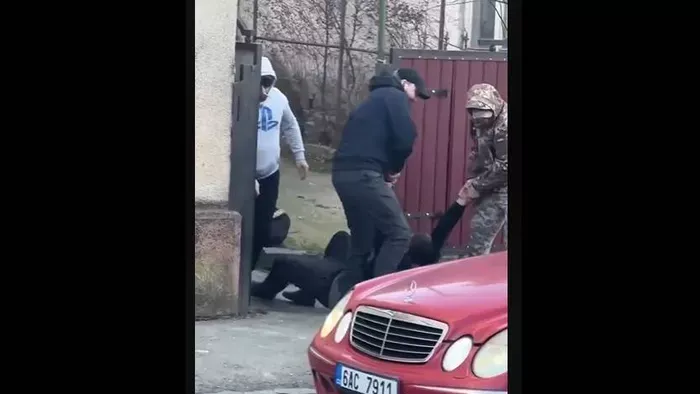 Megrázó videó: a saját udvaráról, a földön húzva rángattak el egy férfit Kárpátaljáról Zelenszkij emberrablói