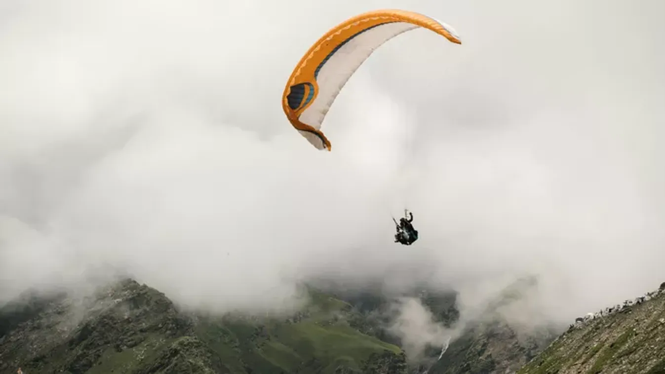 Hiába rohantak a mentők reptérre: szörnyethalt az ejtőernyős