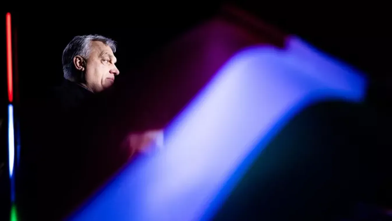 Hihetetlen tömeg Esztergomban, még a határon túlról is sokan jöttek, hogy élőben hallgathassák Orbán Viktort