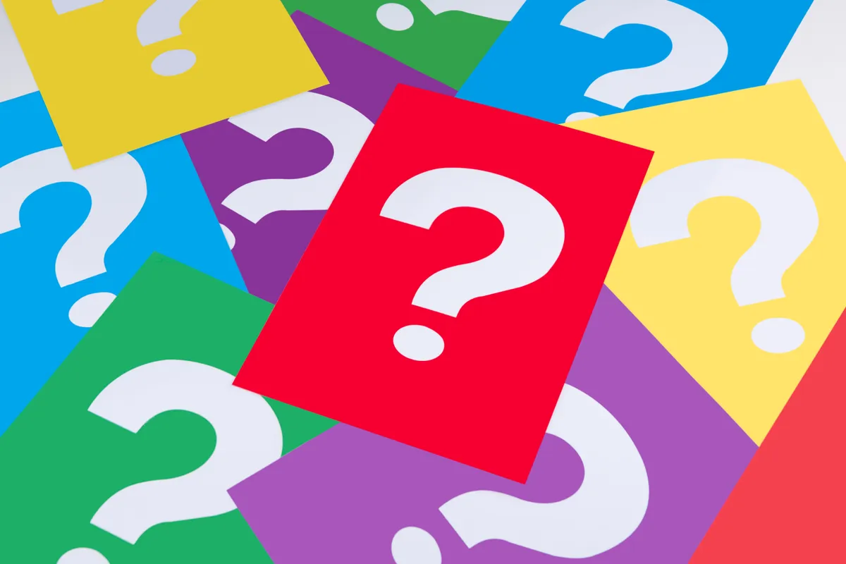 Színes kérdőjelek a retró kvízben.