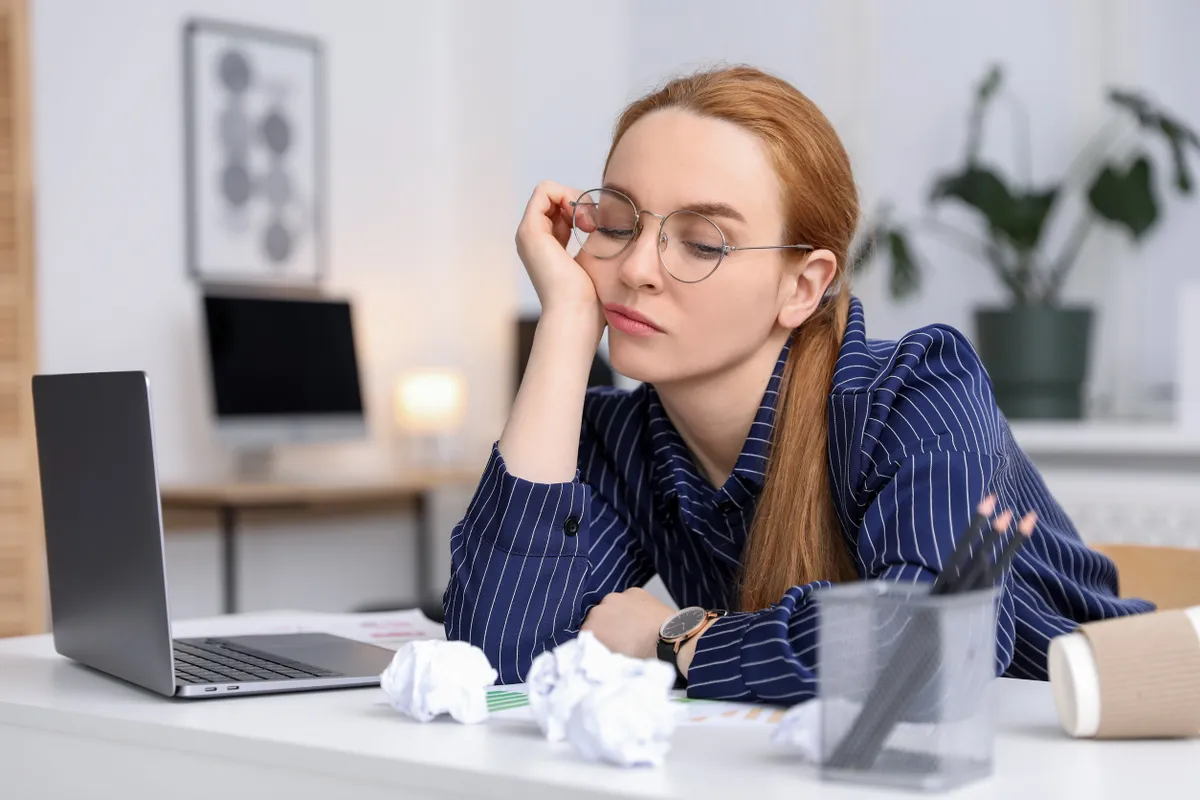 Fiatal nő az alváshiány tüneteivel küzd.