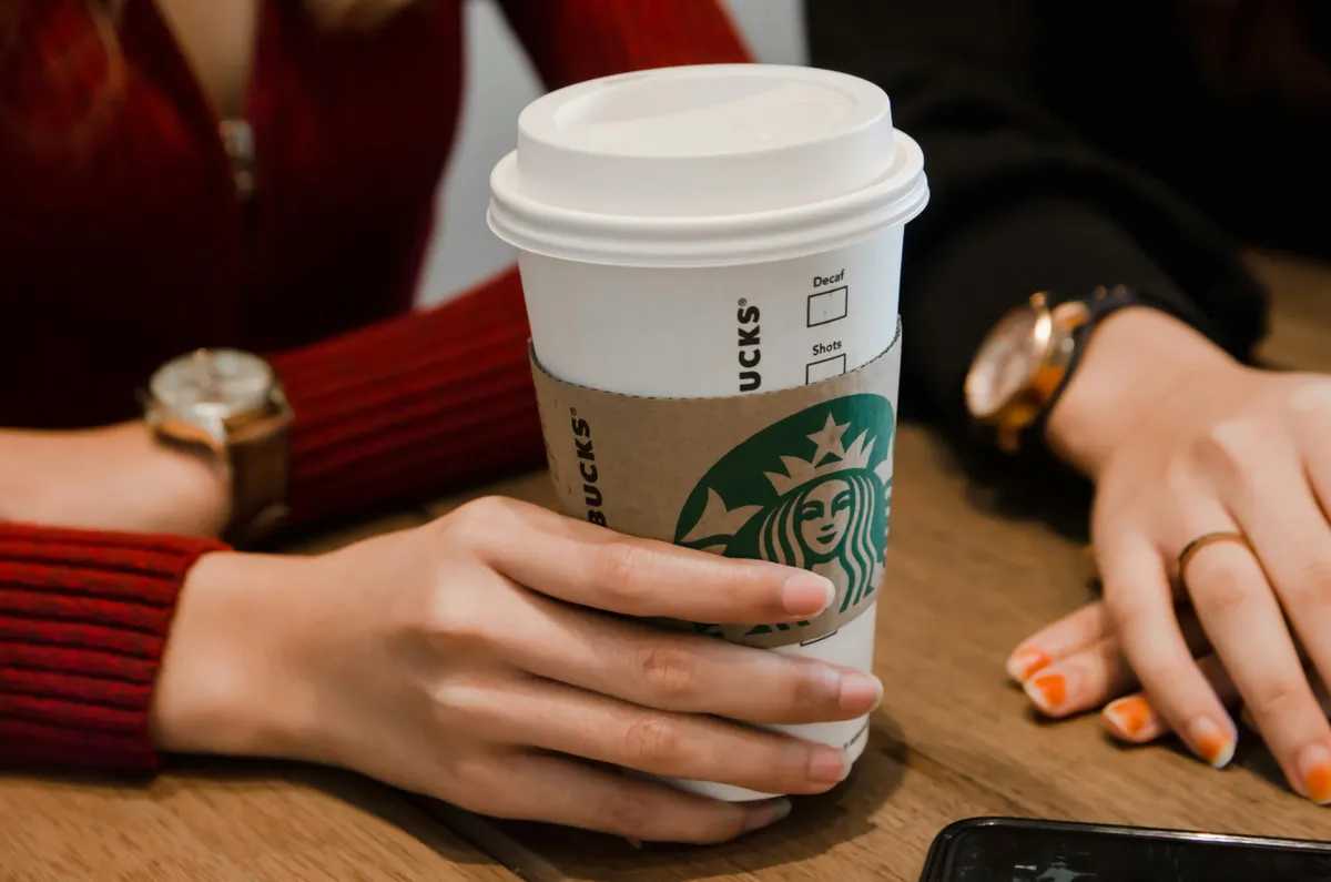 Starbucks barista hagyott üzenetet egy fiatalnak 