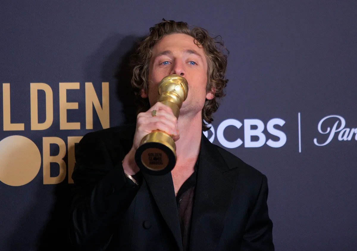 Jeremy Allen White a Golden Globe díjával 2024-ben.