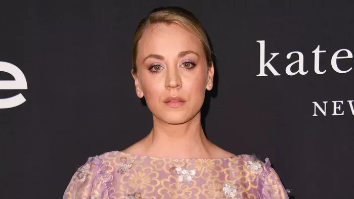 Az Agymenők Pennyje elárulta, melyik sztár közösítette ki