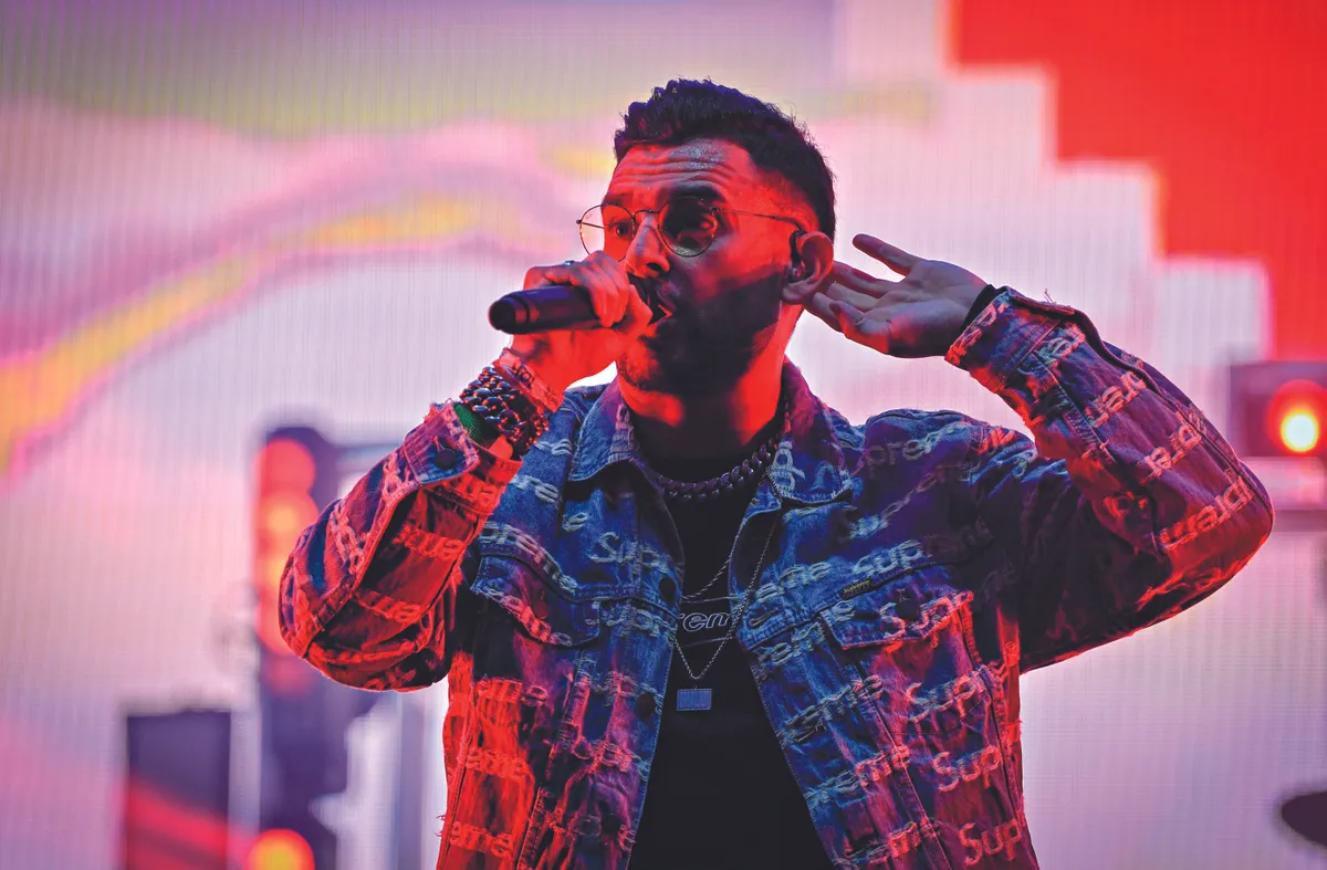 Horváth Tamás mikrofonnal a kezében énekel