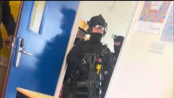 Sokk: állig felfegyverzett rendőrök lepték el az iskolát, brutális, ami történt