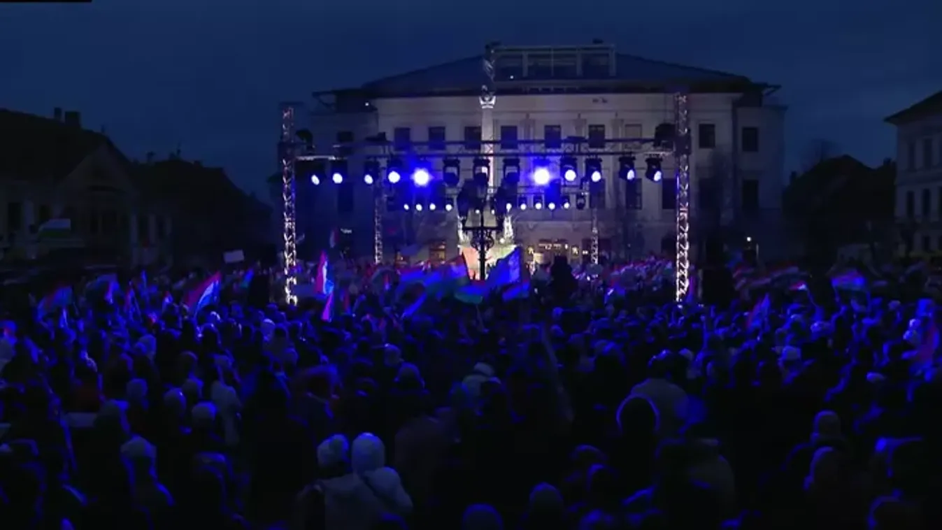 Te jó ég, mi történik itt? Megállás nélkül gyűlik a tömeg Győrben, mindenki Orbán Viktorra vár