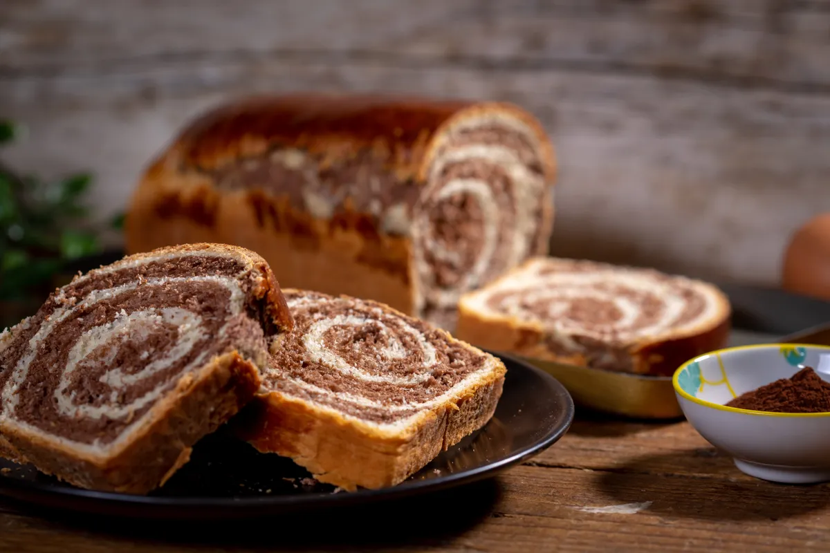 Húsvéti recept ötletek közül kakaós-mandulás csíkos kalács.