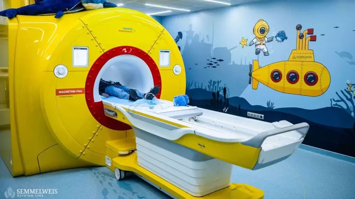 Új MR-vizsgáló a Semmelweis Egyetemen: Sárga tengeralattjáróba bújhatnak a gyerekek
