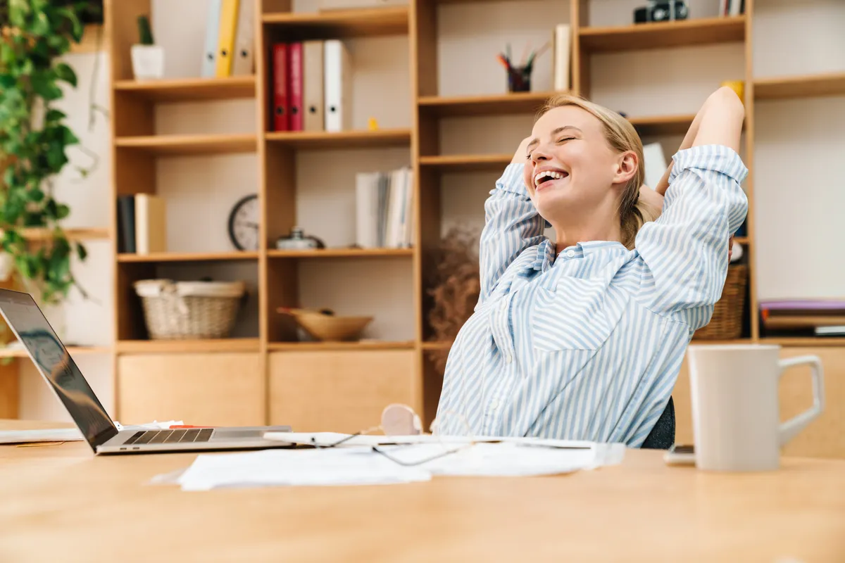 Fiatal nő a személyiségteszt kitöltése után.