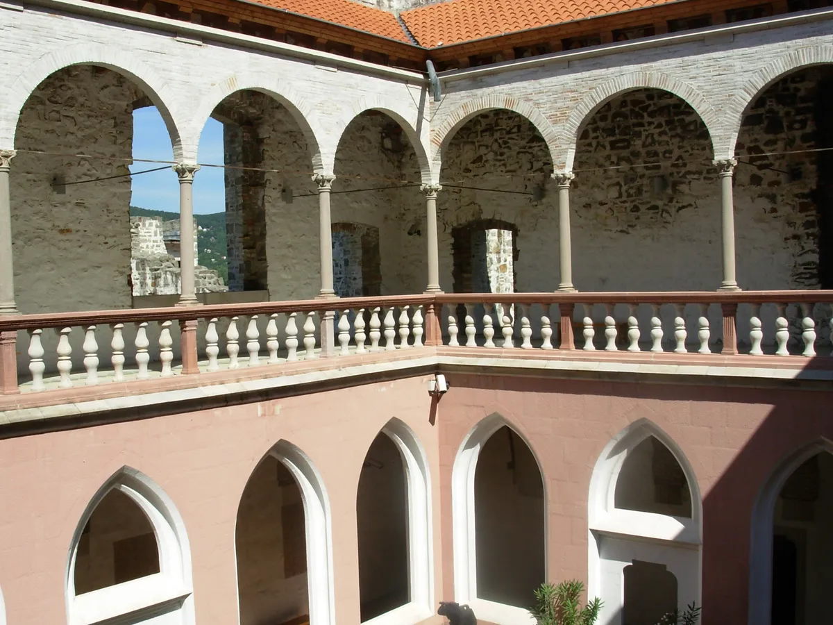 A visegrádi Királyi Palota loggiája.