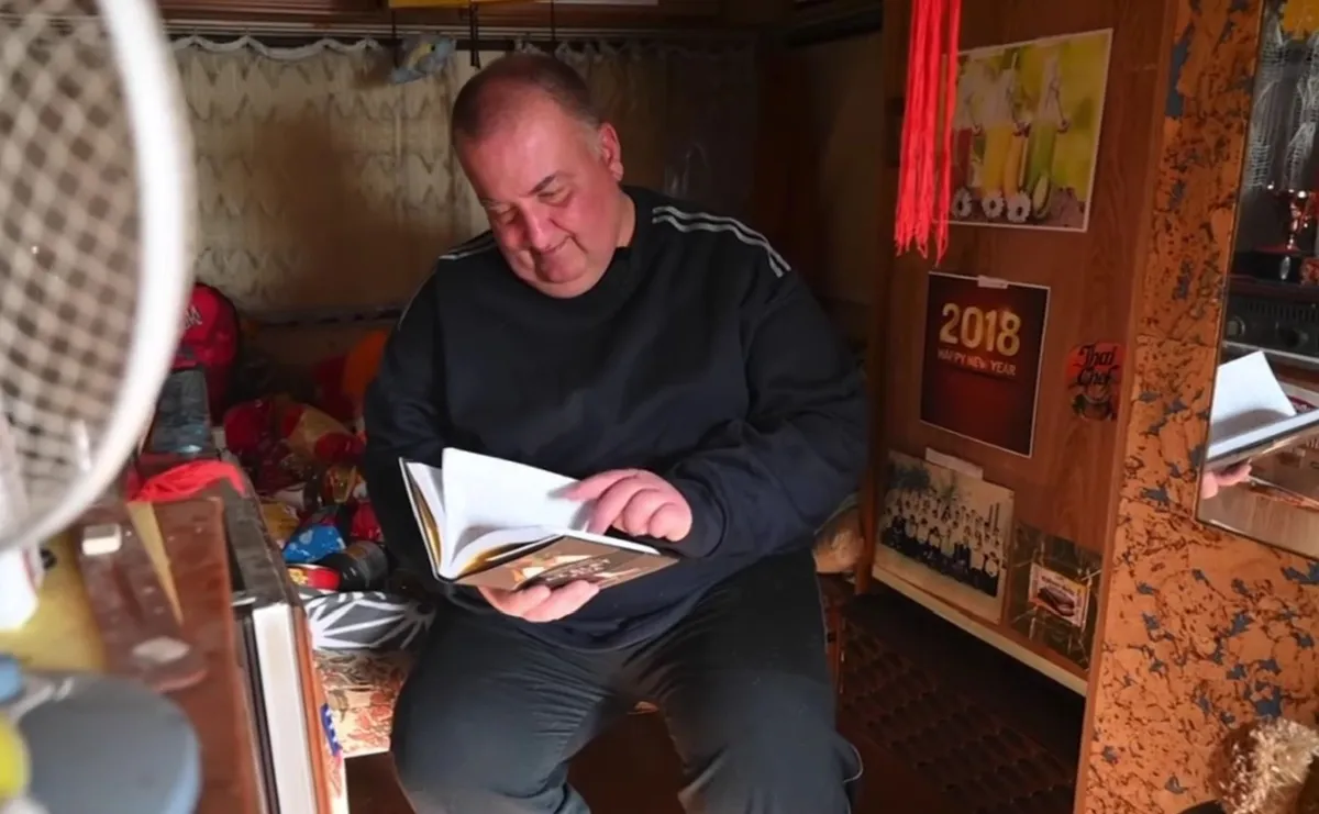 László, a főiskolás hajléktalan élete sorsfordító ponthoz érkezett: az áhított lakókonténer árából már csak 50 ezer forint hiányzik.