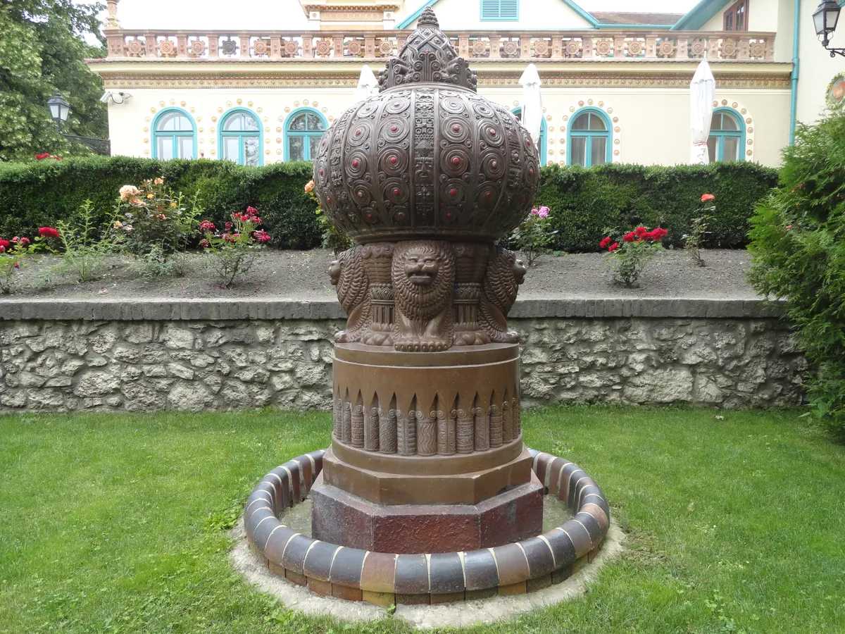 A Világalma című Zsolnay szobor Pécsett.