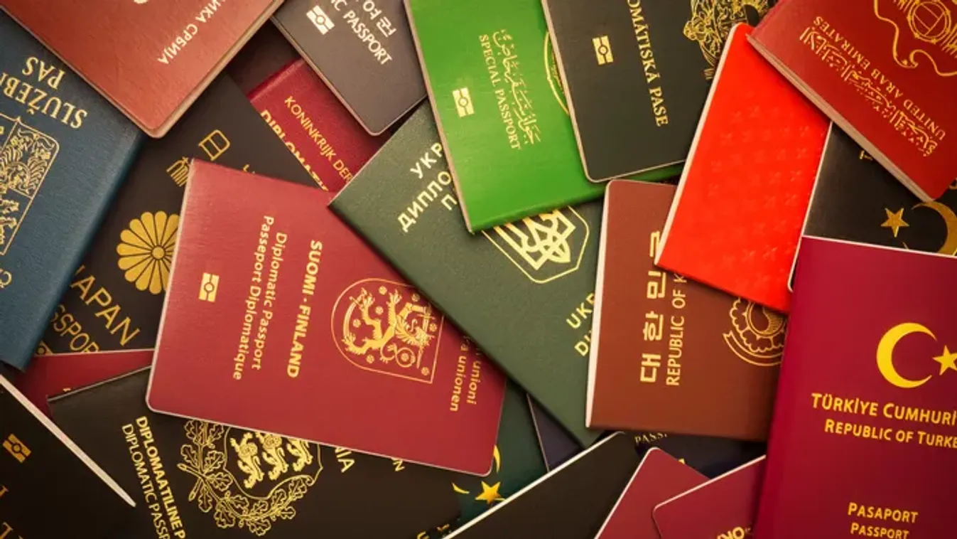 Kinyitottad már UV-lámpa alatt? Elképesztő titkot rejt a magyar útlevél is