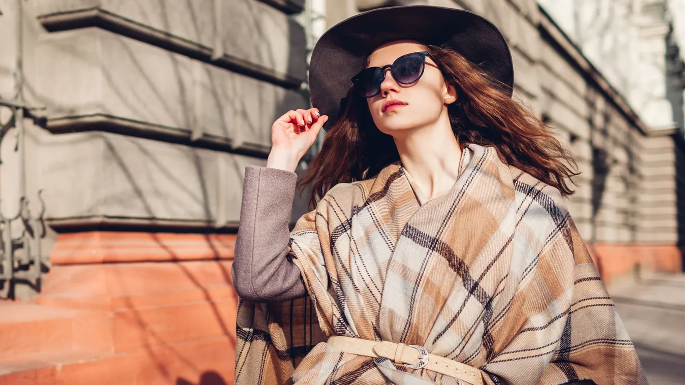 A poncsó idén tavasszal is tarol: így viselik most a stílusos nők