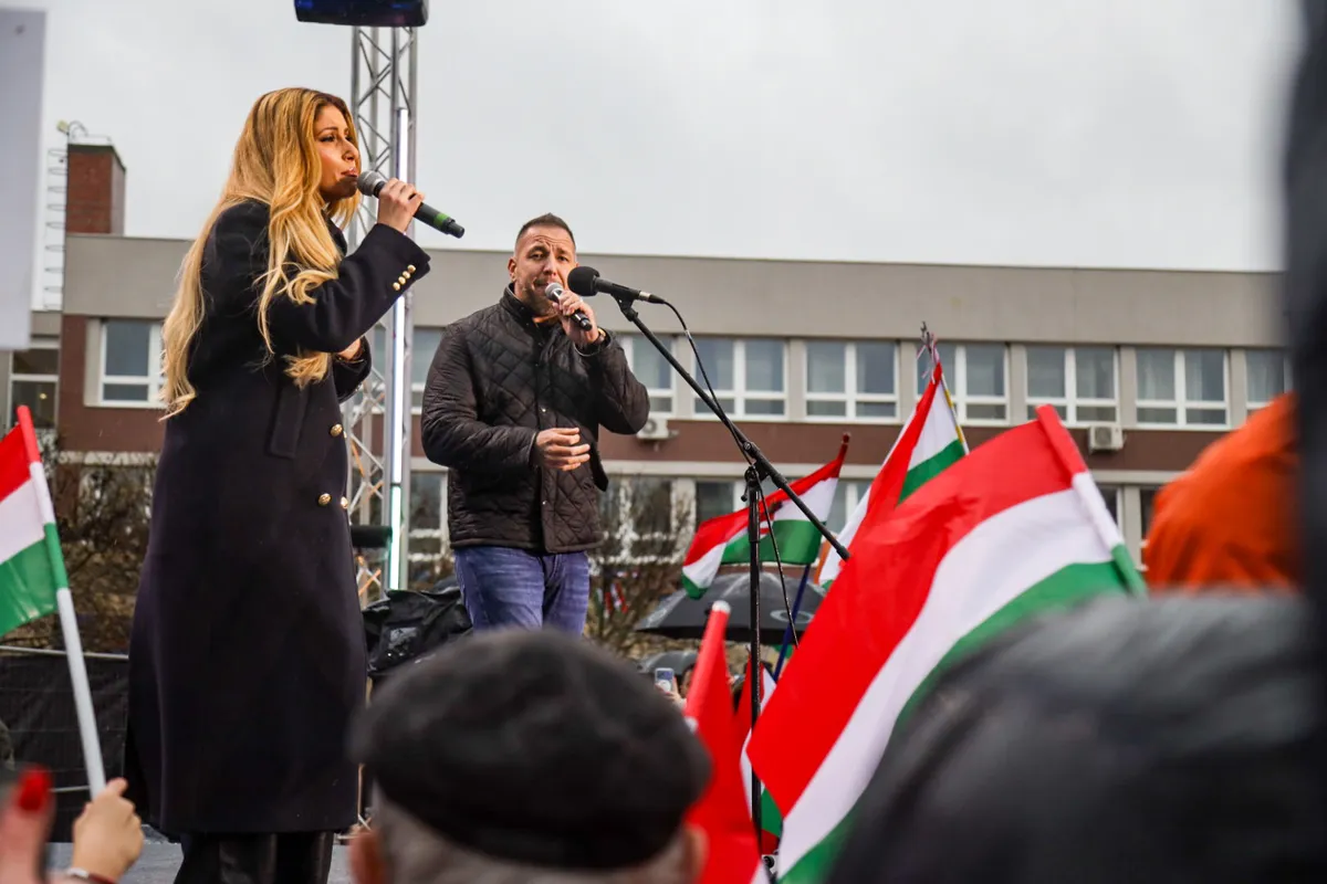 Orbán Viktor országjárása Szolnokon folytatódott, ahová Curtis és Radics Gigi is elkísérte a miniszterelnököt