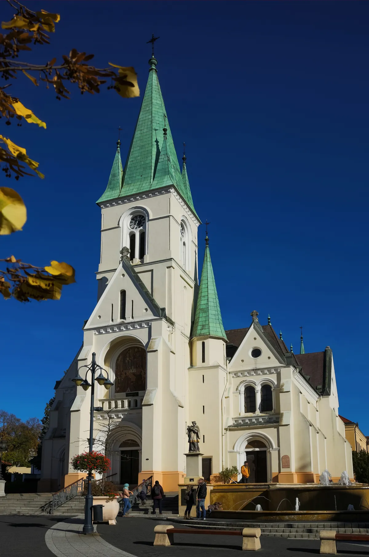 A kaposvári Nagyboldogasszony-székesegyház elülső homlokzata.