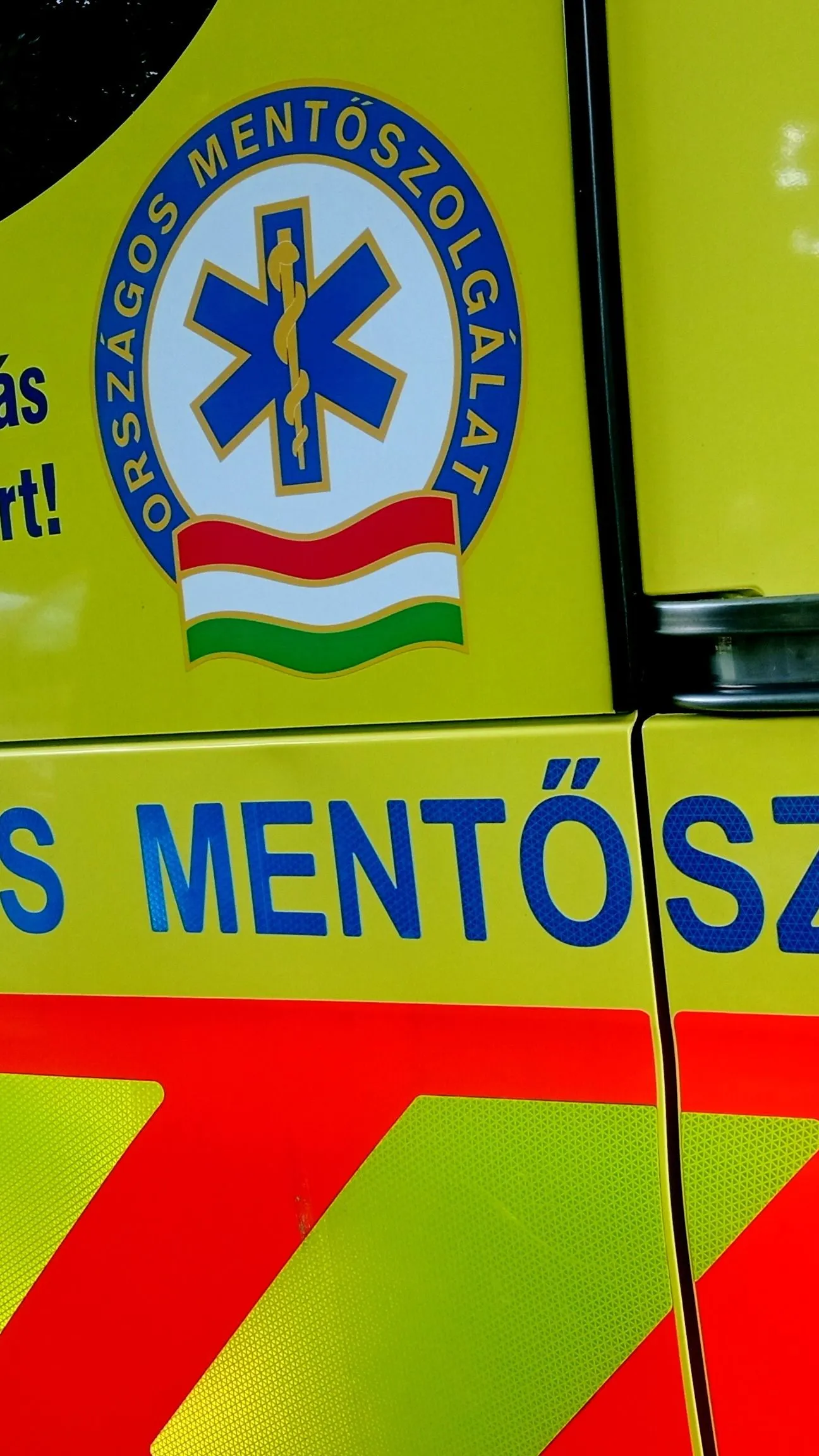 Kizuhant egy hároméves kisgyerek egy első emeleti ablakból Sopronban