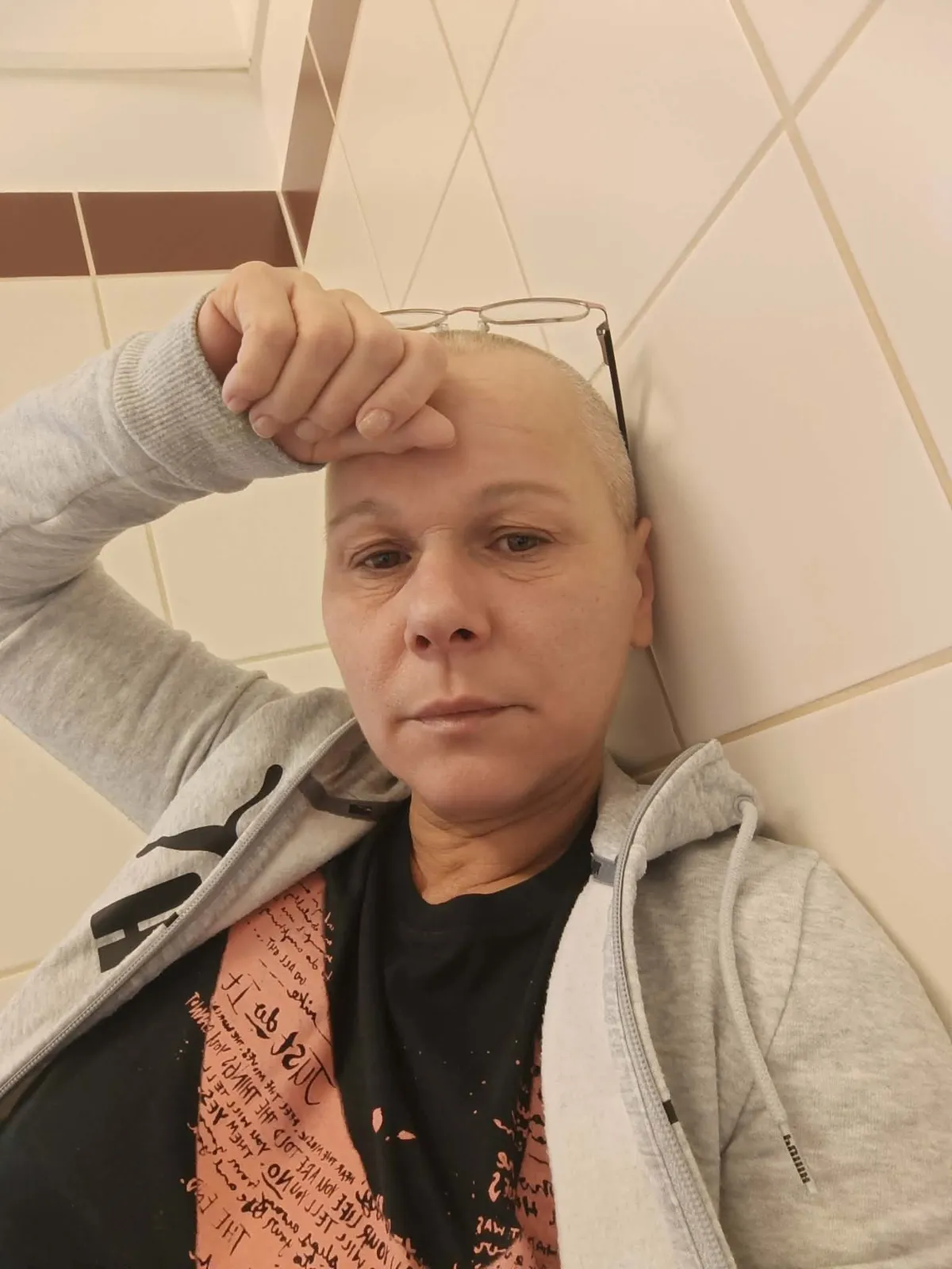 Az édesanyának is hullani kezdett a haja, ezért Zsuzsa úgy döntött, leborotválja a haját