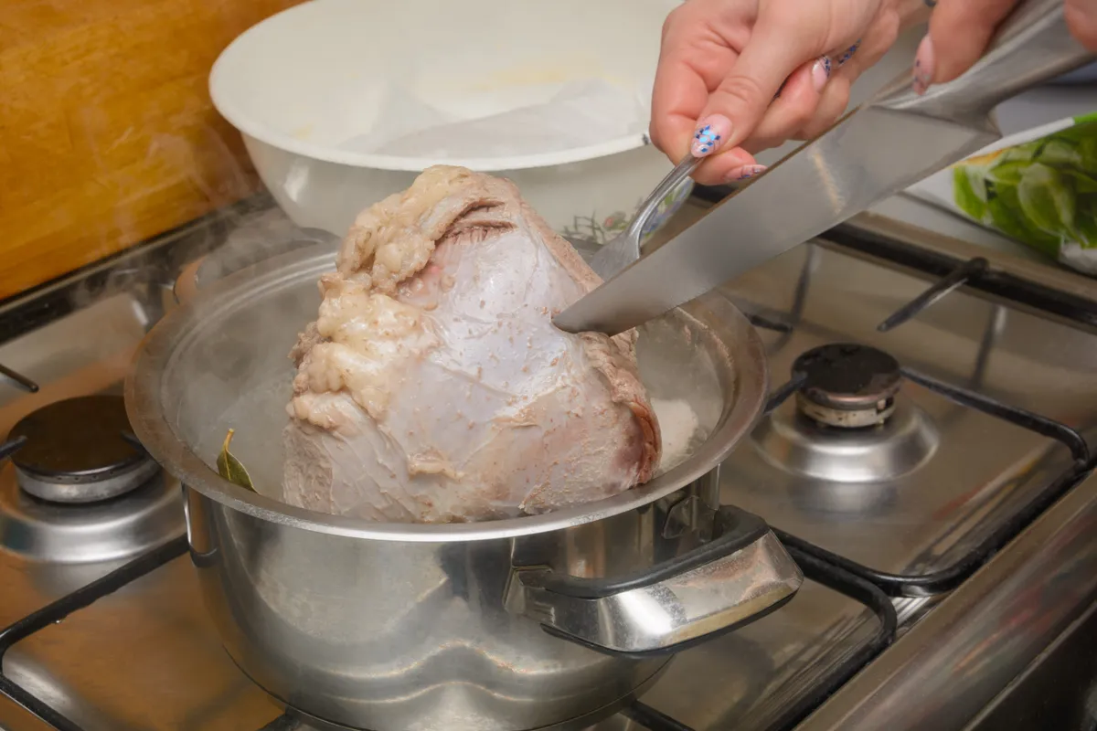 A húsvéti sonka főzése egy nagy edényben.